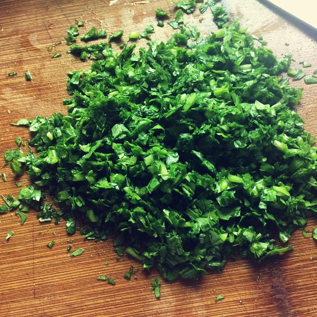 猪肉木耳胡萝卜蘑菇萝卜叶饺子的做法 步骤5