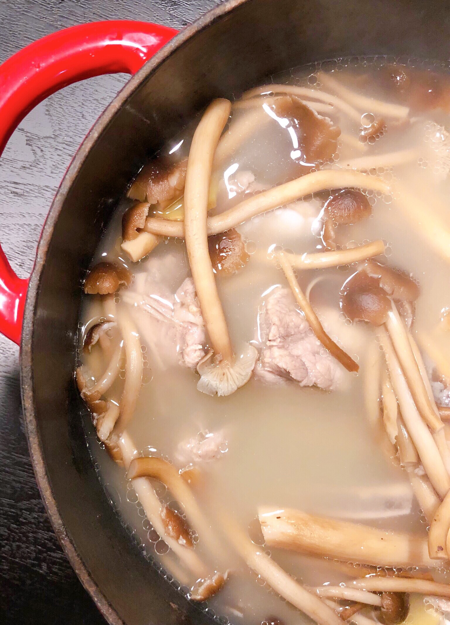 懒人简便新鲜茶树菇排骨汤的做法