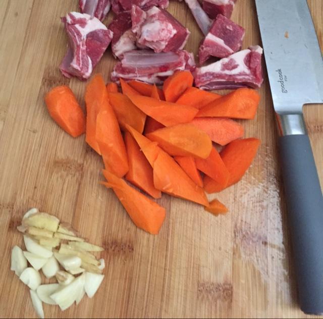 胡萝卜炖羊肉的做法 步骤1