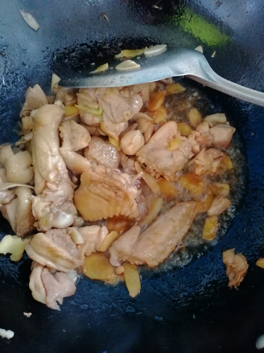 砂锅香菇鸡的做法 步骤3