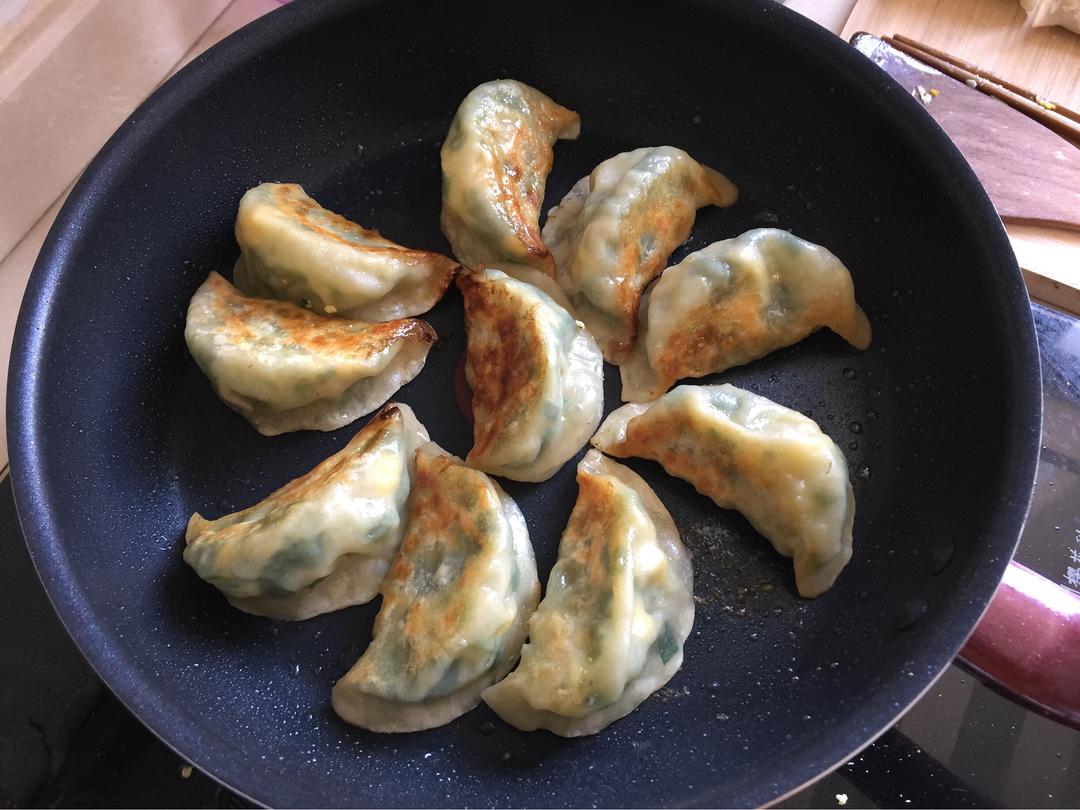 虾仁鸡蛋韭菜煎饺的做法