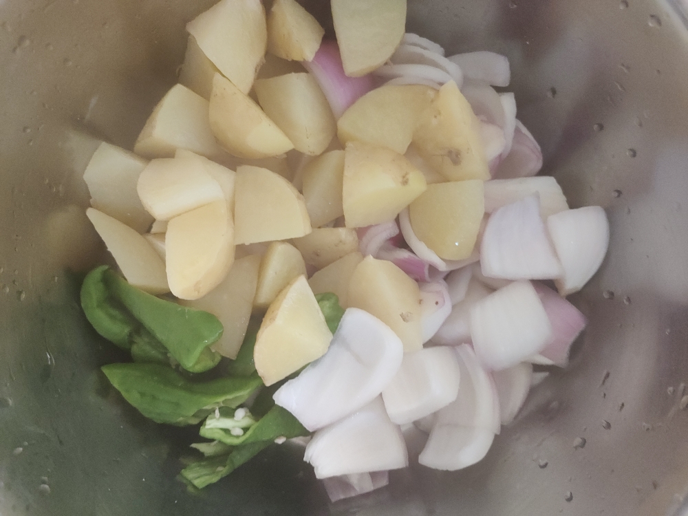 家常版三汁焖锅（土豆鸡排骨）的做法 步骤2