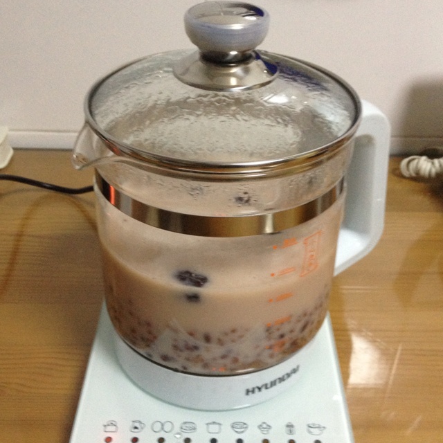 红枣红豆薏仁牛奶粥