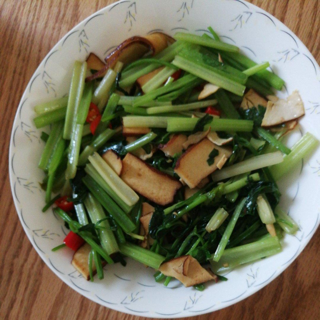 素菜：芹菜炒豆腐干