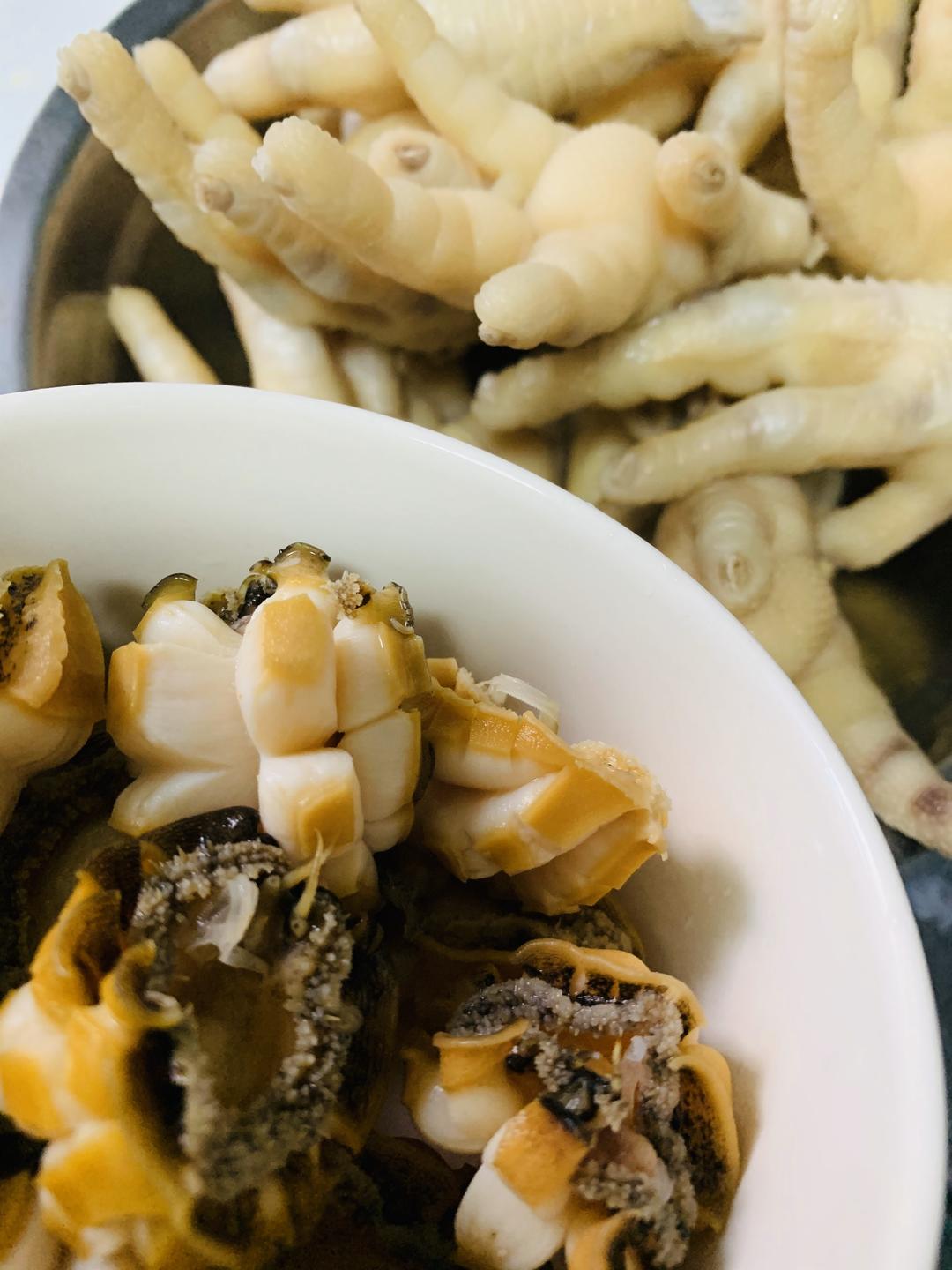 鲍鱼红烧猪尾鸡爪的做法 步骤1