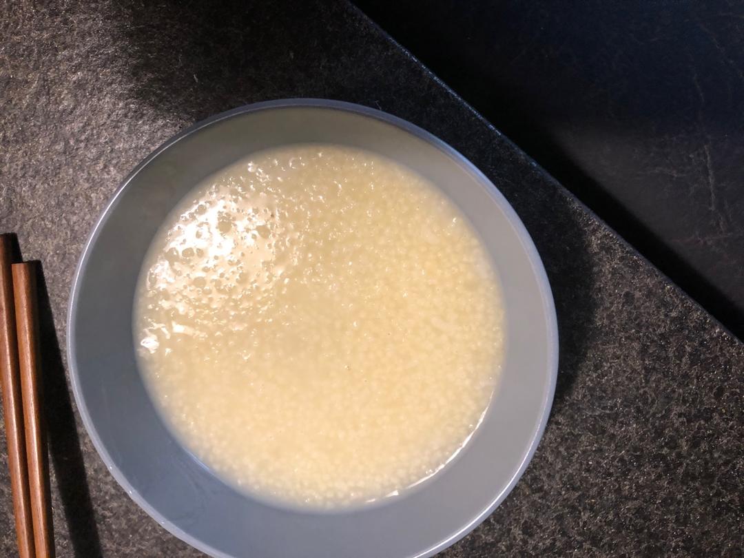 终于熬出一锅有厚厚米油的小米粥