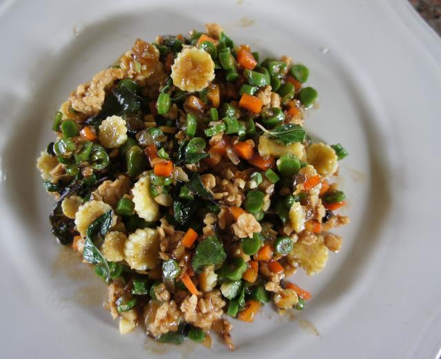 Stir fried minced chicken with holy basil的做法