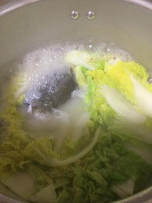 白菜鱼头汤的做法 步骤5