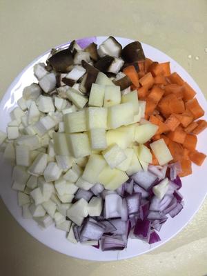 排骨腊肠香菇土豆胡萝卜闷饭电饭锅版的做法 步骤3