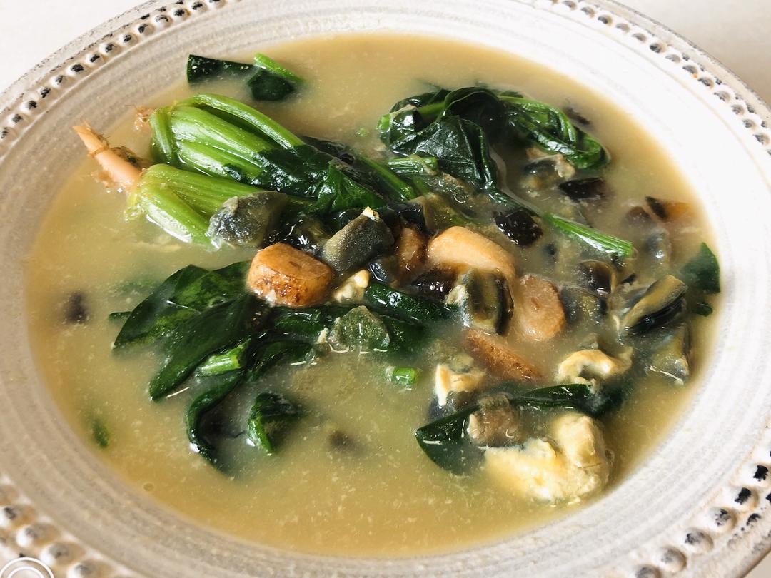 金蒜皮蛋浸菠菜的做法