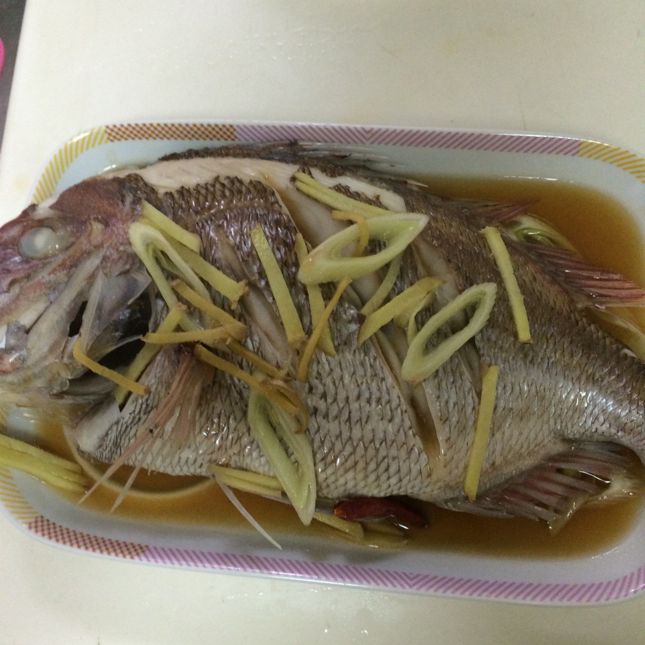 曲凝儿做的清蒸红鲷鱼自配浇汁