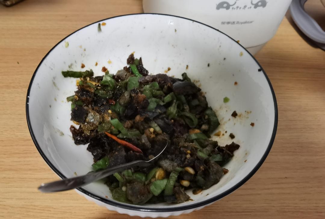 每个人都可以下三碗饭的辣椒擂皮蛋