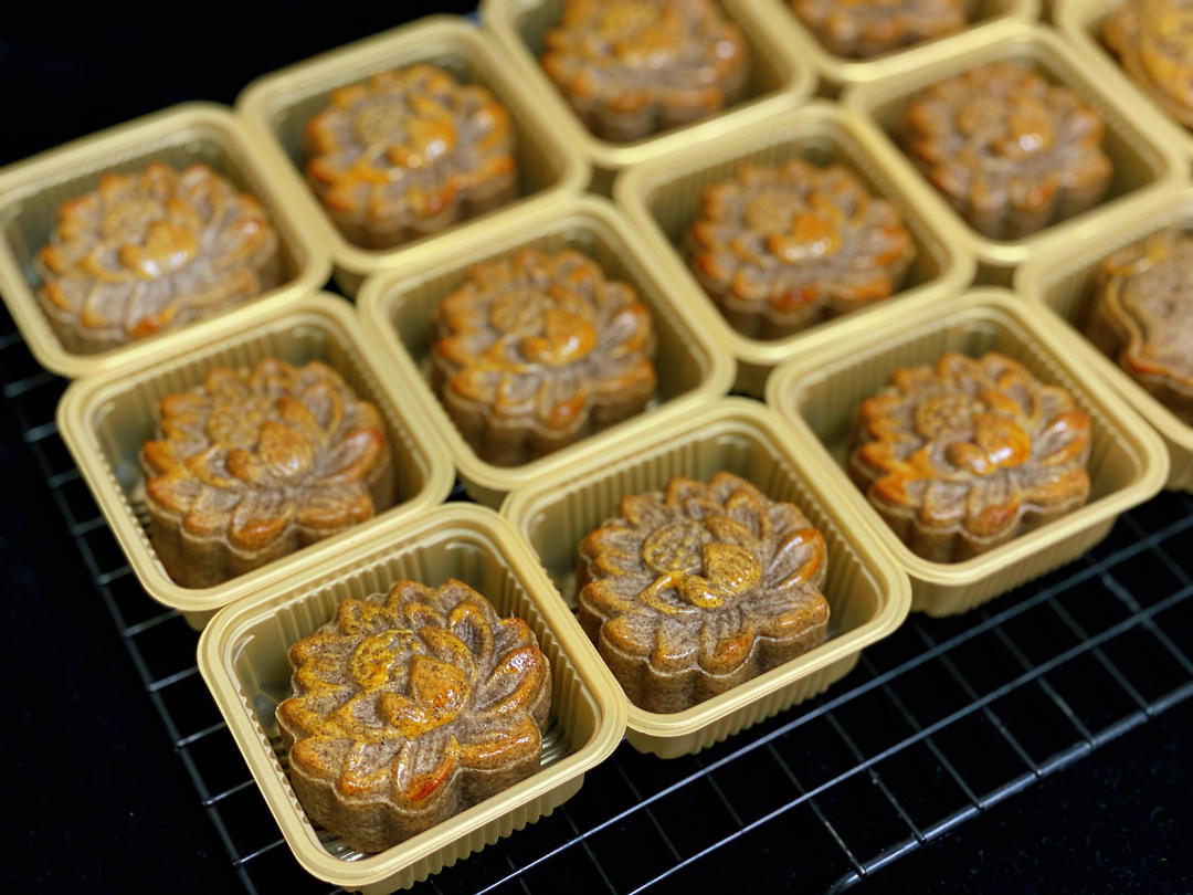 免刷金粉的黑米月饼｜附甜而不腻的椰蓉蔓越莓馅料