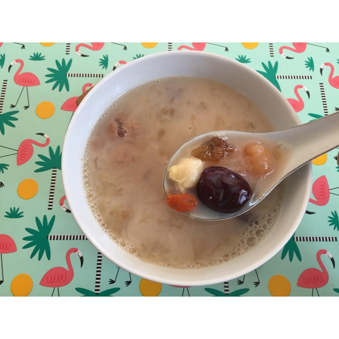 满满胶原蛋白的银耳汤