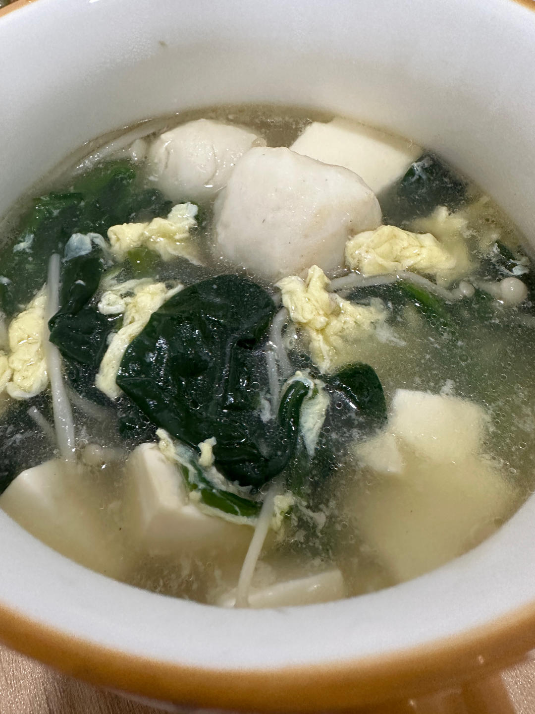简单易学，清淡好喝～鱼丸鸡蛋菠菜汤