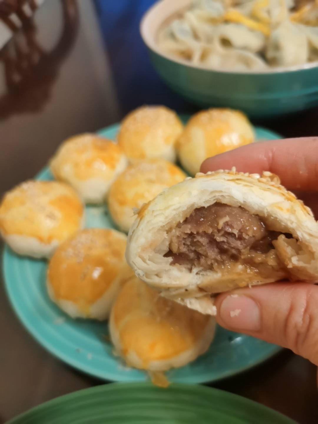 排四个小时队也买不到的鲜肉月饼，秘诀是放麻油！
