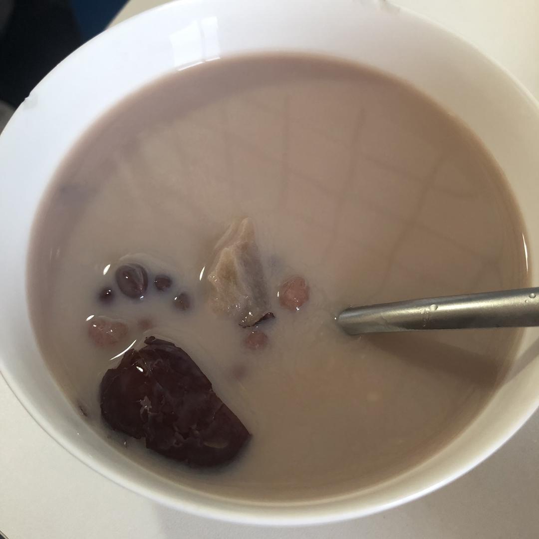 红枣红豆薏仁牛奶粥