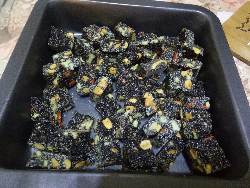 枸杞核桃花生黑芝麻片