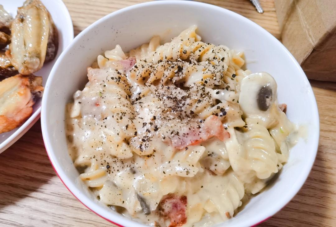 奶油蘑菇培根螺旋意面