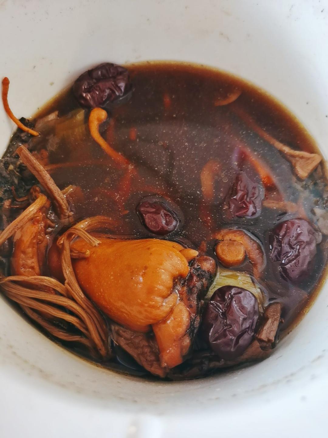 枸杞红枣乌鸡汤