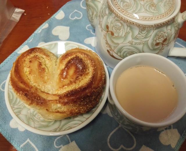 心形椰蓉面包+香草奶茶的做法