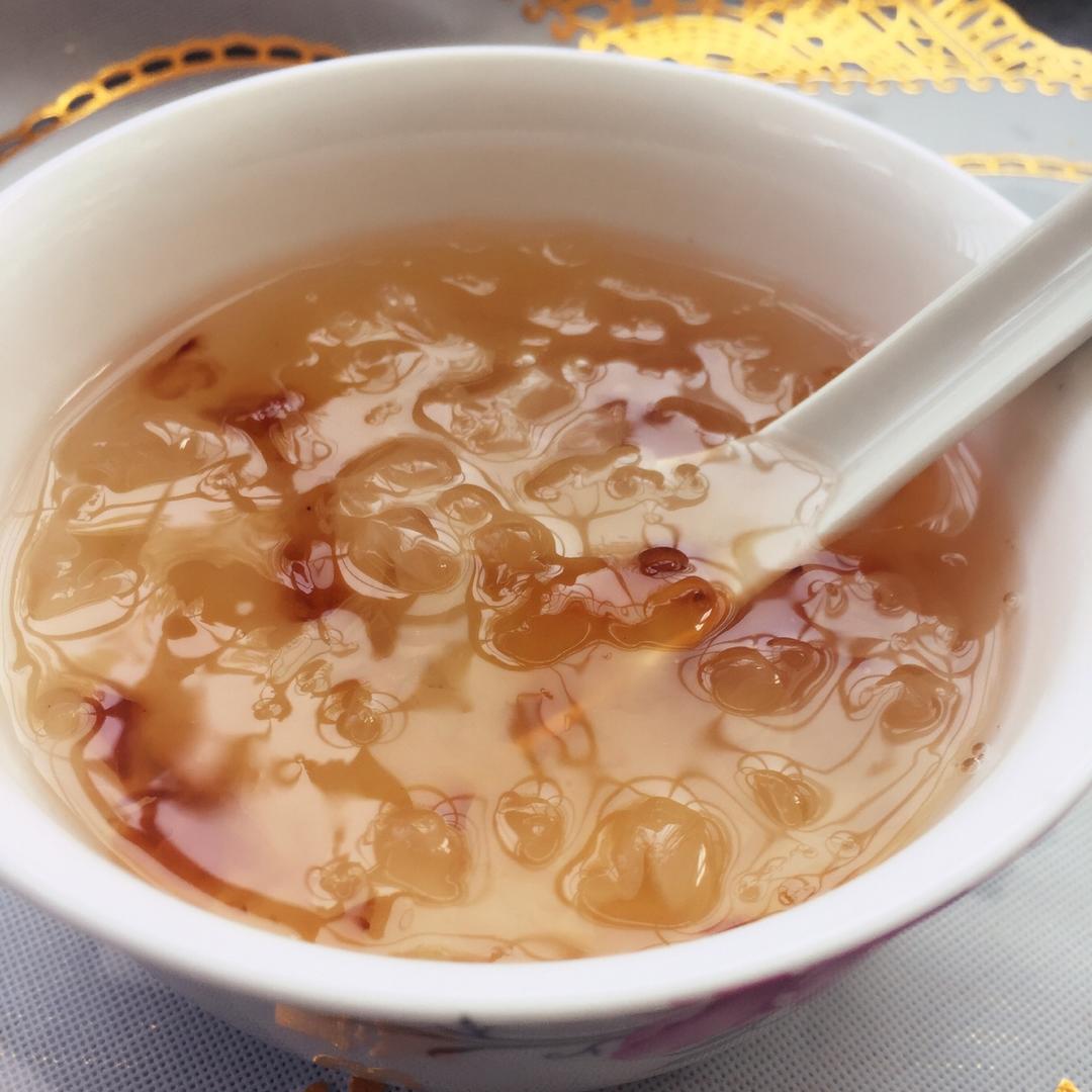 粘糯剔透的银耳桃胶羹