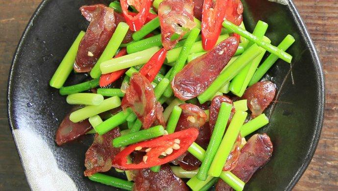 蒜苗炒腊肠的做法