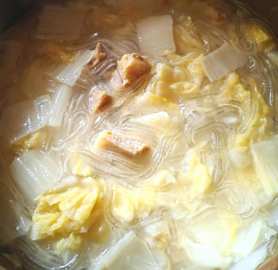 火腿白菜粉条煲的做法