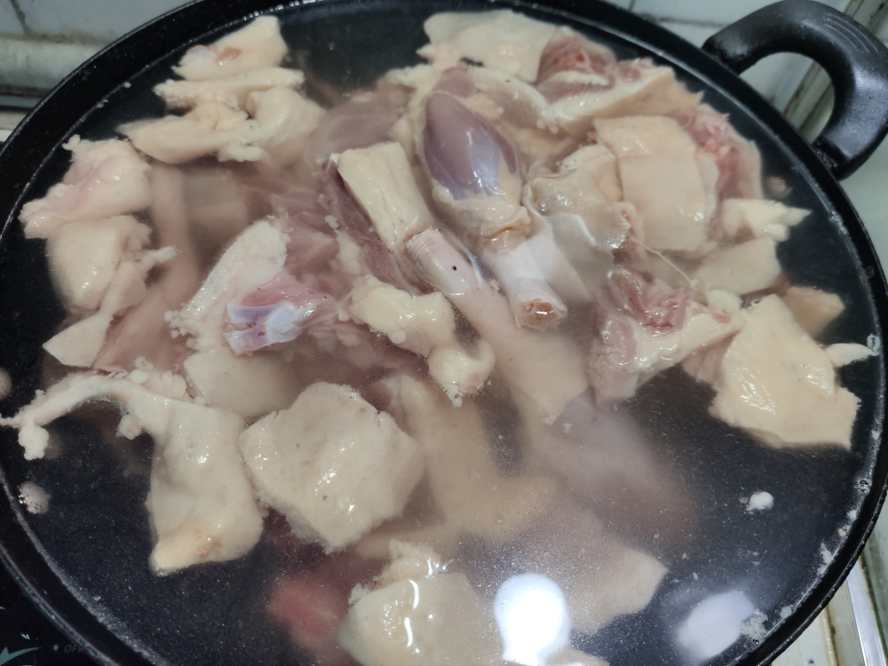 用料少，汤色清，信阳海带鸭汤，商城县特色老鸭汤的做法 步骤1