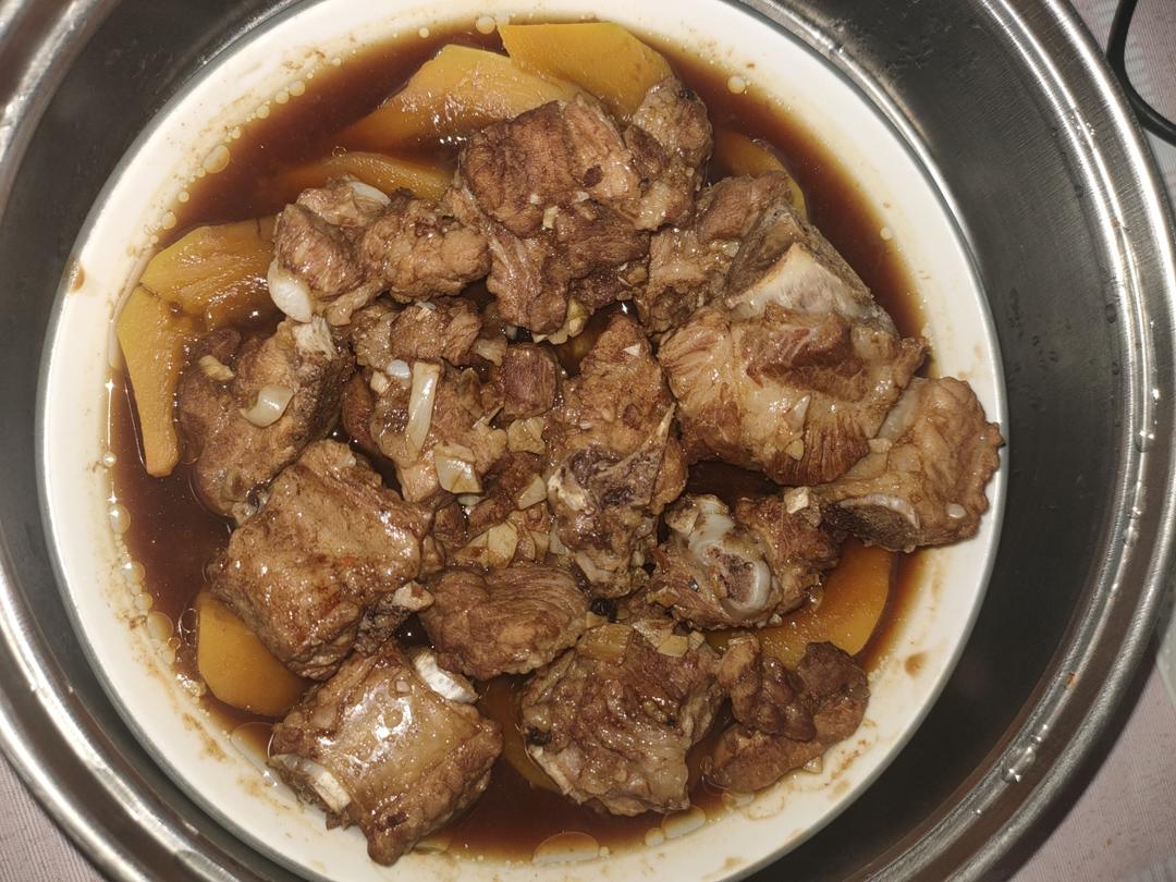 鲜嫩入味！好吃到舔手指的南瓜蒜香蒸排骨