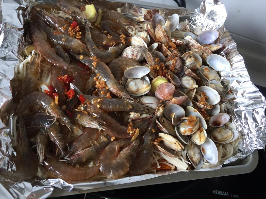 蒜蓉金针菇烤花蛤虾