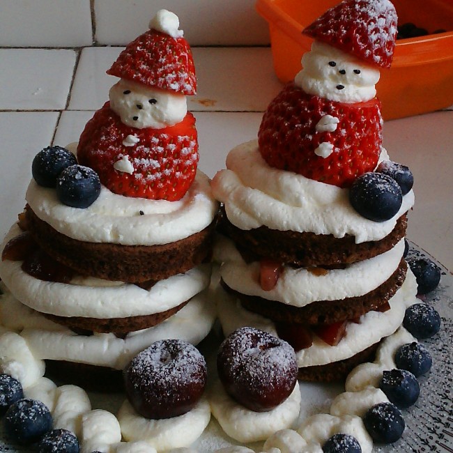 慕斯圈抠出来的蛋糕片,有点小,草莓又大了点,就只能这造型了,我