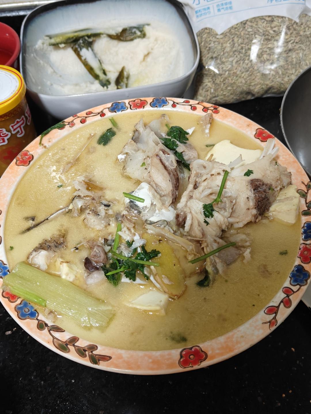 鱼头汤（鱼头豆腐时蔬汤、味鲜汤白有窍门)