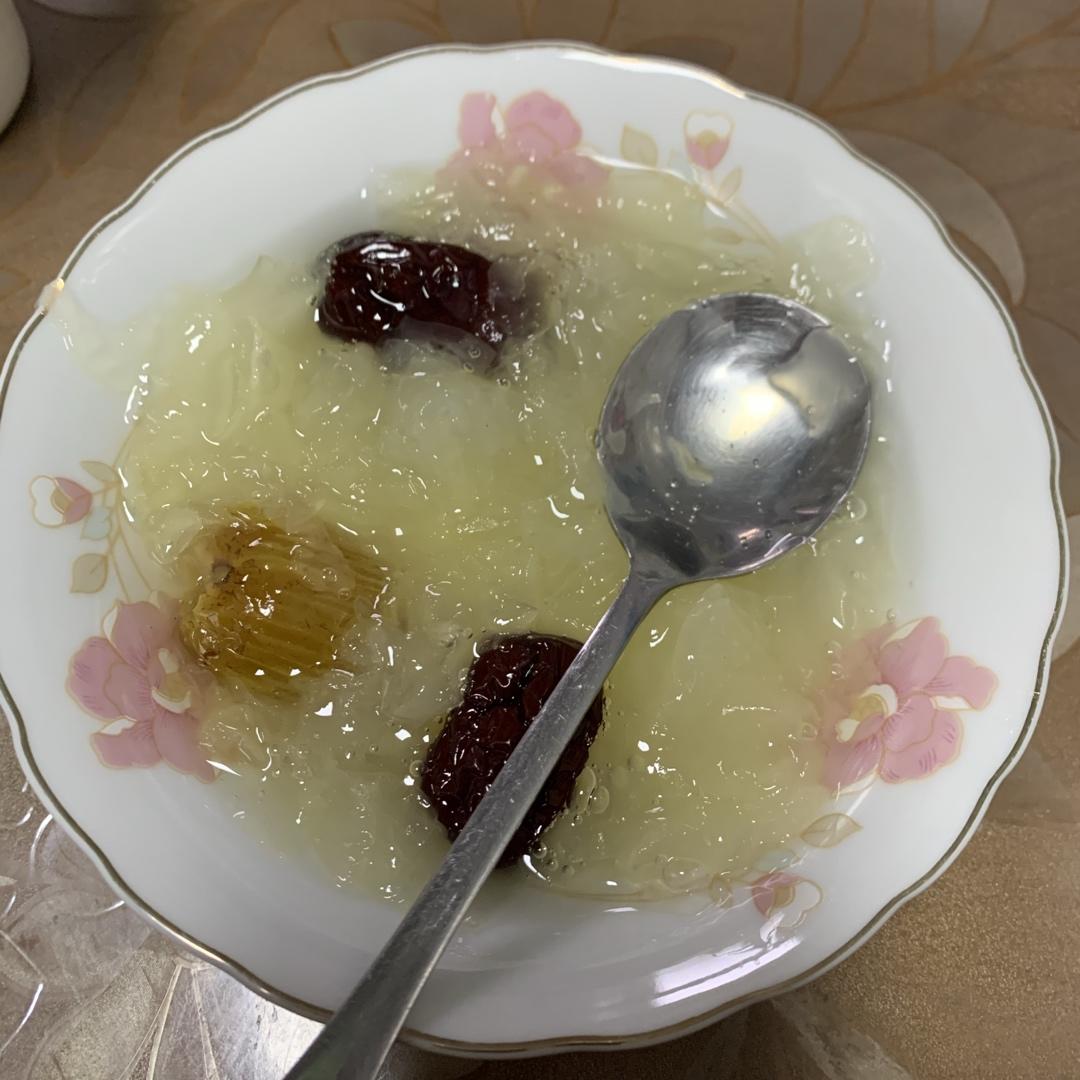 冰糖银耳红枣汤