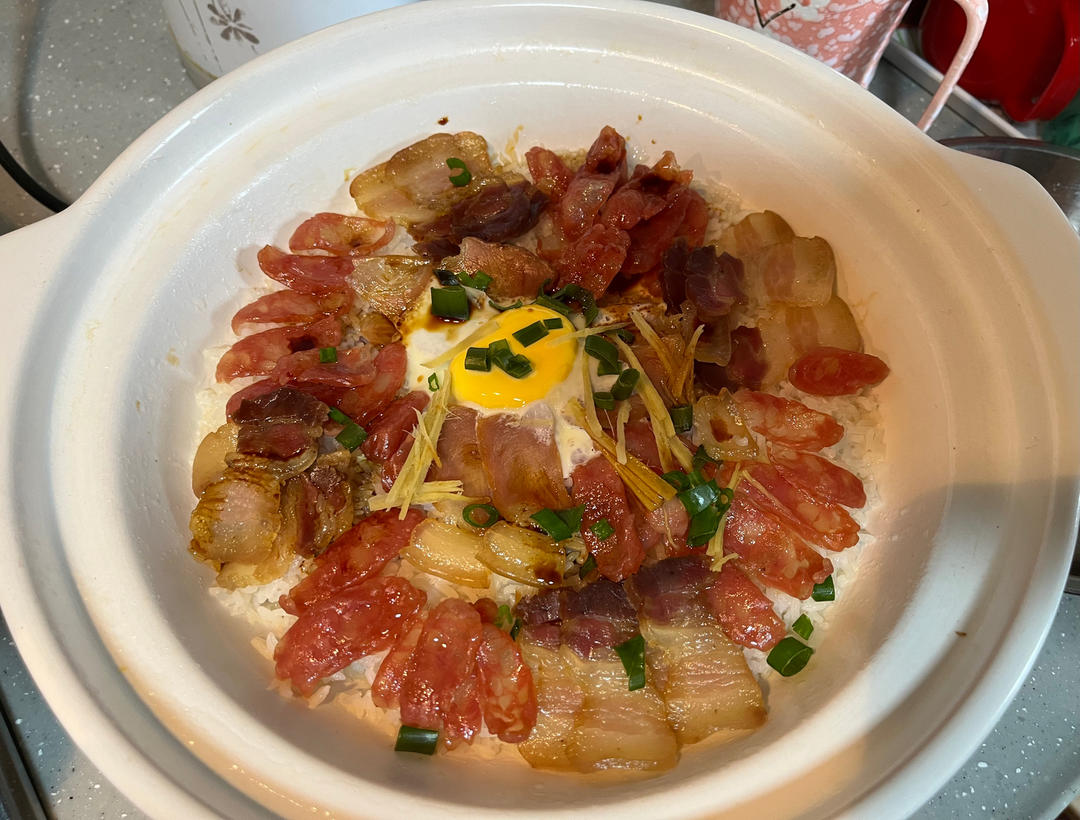 保姆级的「腊味煲仔饭2.0」加强版来了，地道老广味～