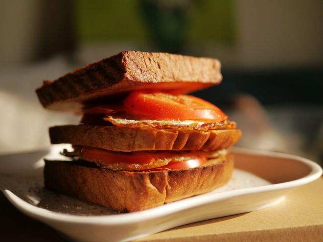 煎蛋番茄黑糖全麦三明治的做法