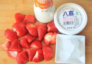 草莓沙冰      Strawberry Shake的做法 步骤1