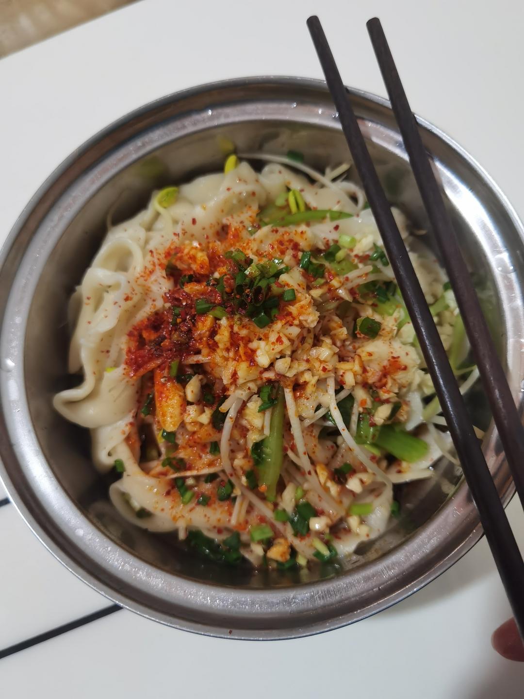 十分钟就能吃上的超简单油泼面