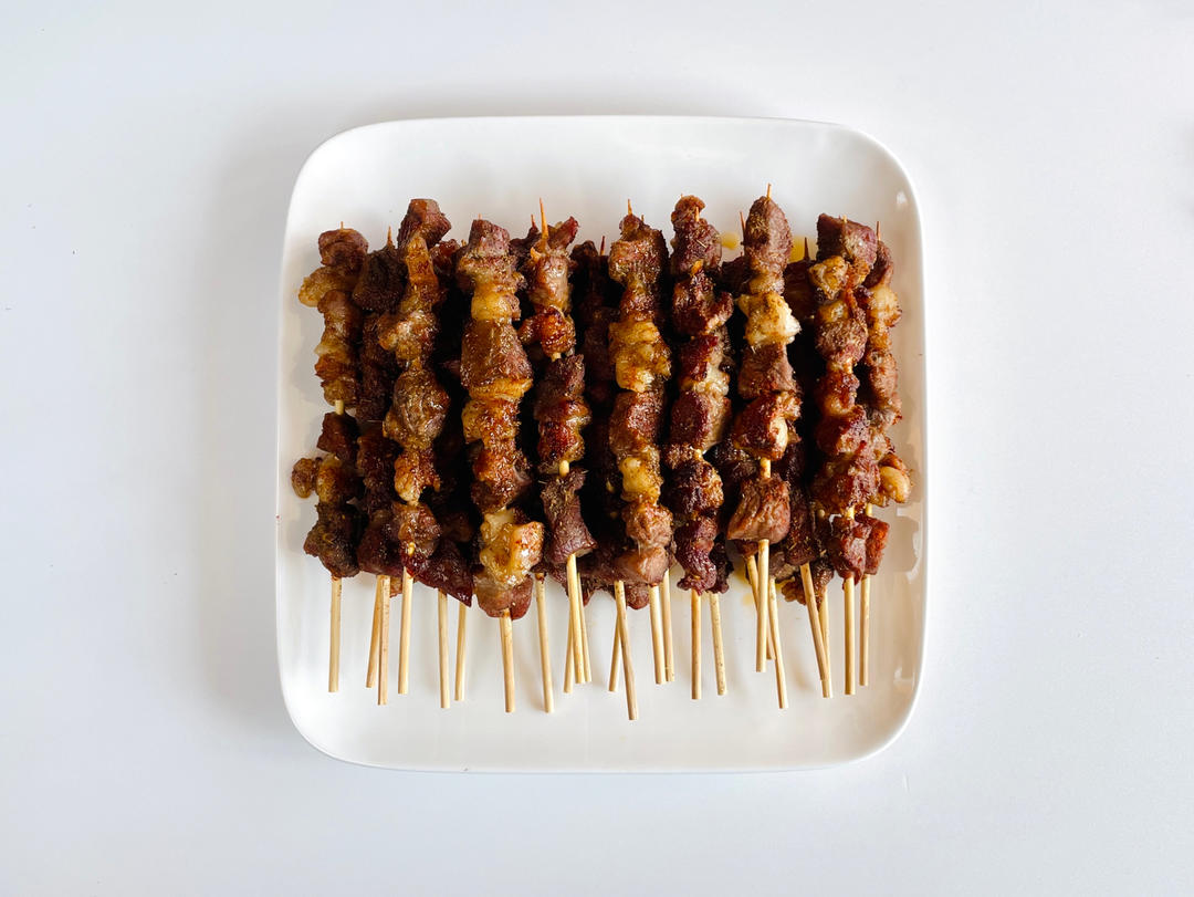 口口香！烤箱版孜然羊肉串的做法