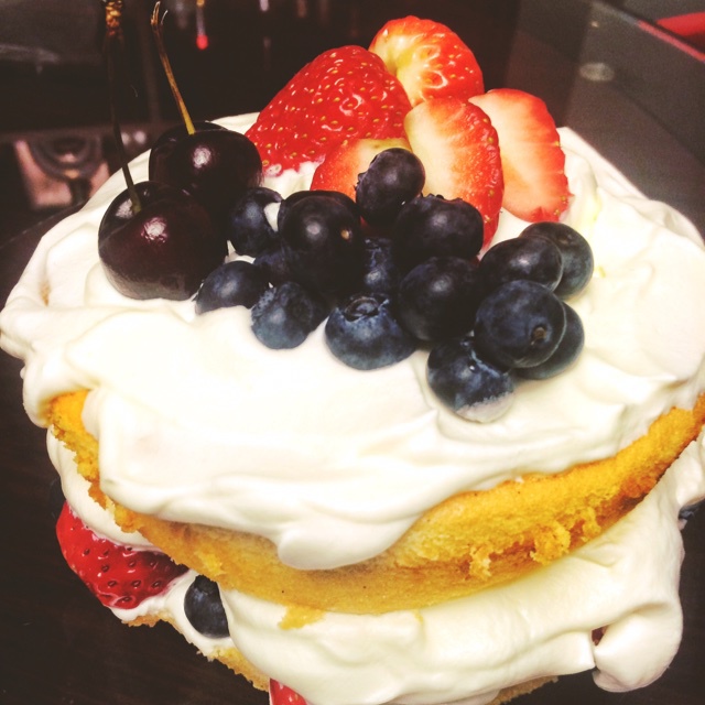 时下流行的鲜奶油戚风裸蛋糕