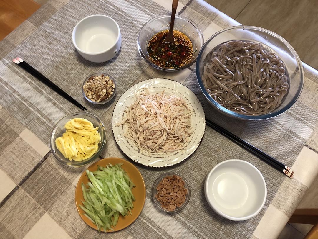 【快手减脂餐】凉拌鸡丝荞麦面（附万能凉拌汁做法）