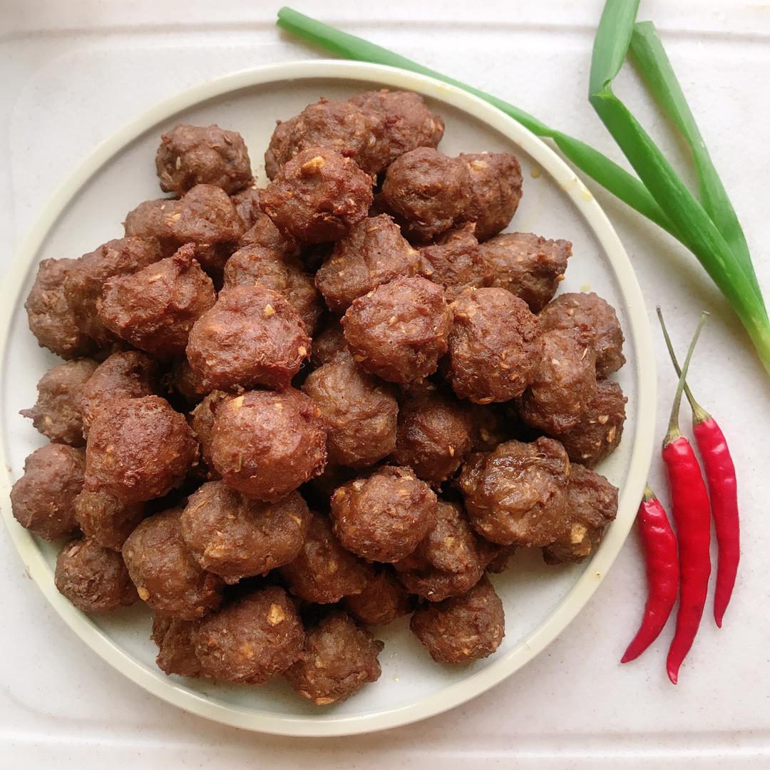 所以自己动手做起来,按照妈妈教导时的配方,牛肉丸子成功出锅!