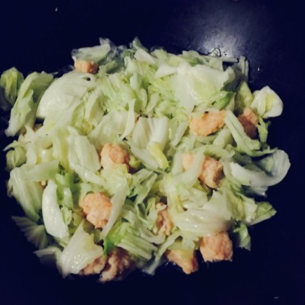 10分钟小快手卷心菜炒虾丸