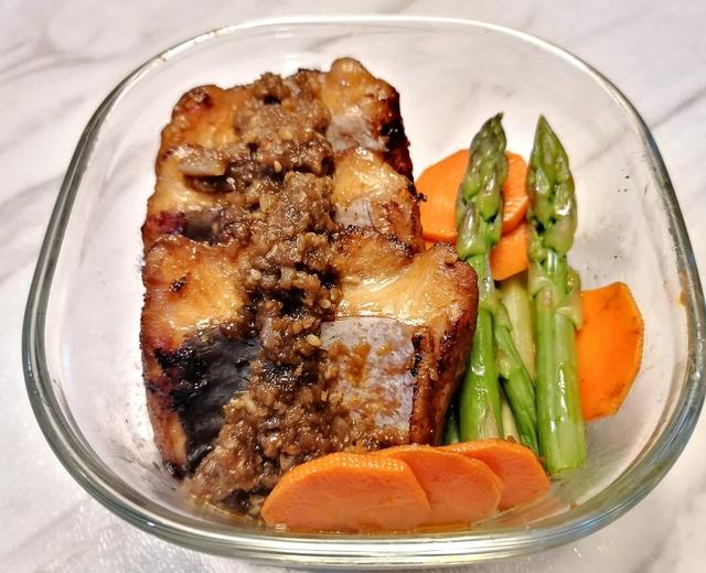 酱烧巴沙鱼👉🏻配洋葱芝麻酱的做法