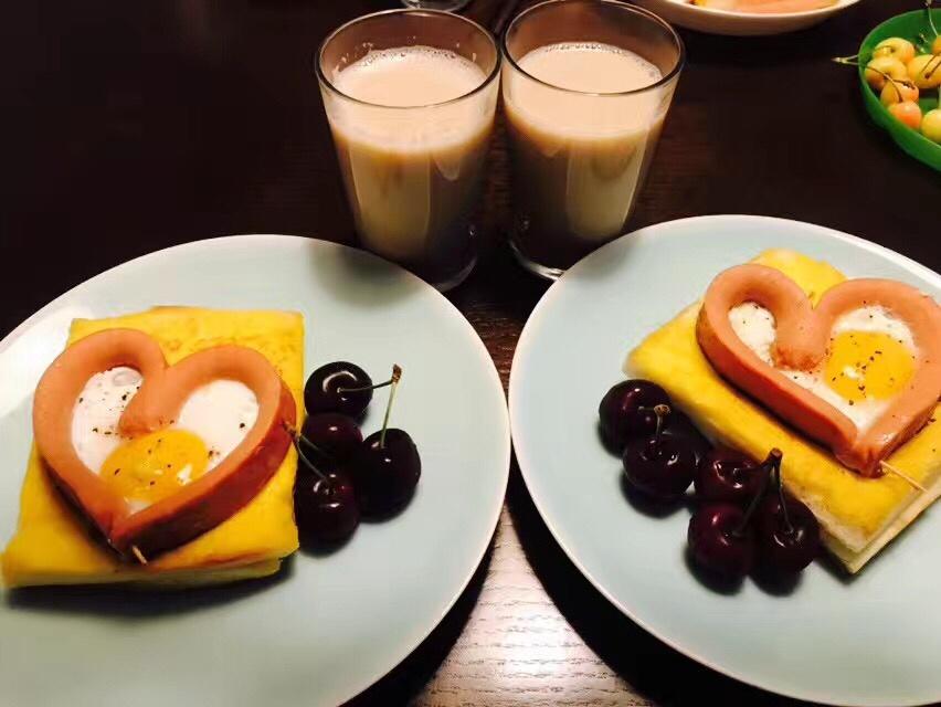 心形香肠荷包蛋