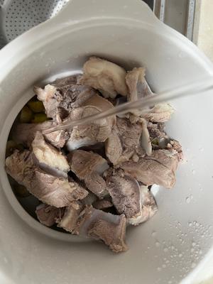 青橄榄油甘雪梨                      炖扇骨鸡肉汤的做法 步骤5