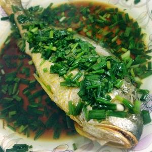 葱油黄鱼（这个超简单的葱油可以做各种清蒸的鱼）的做法 步骤2