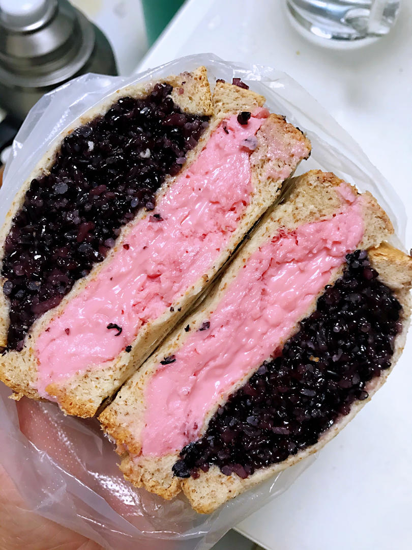 满口奶酪的紫米面包