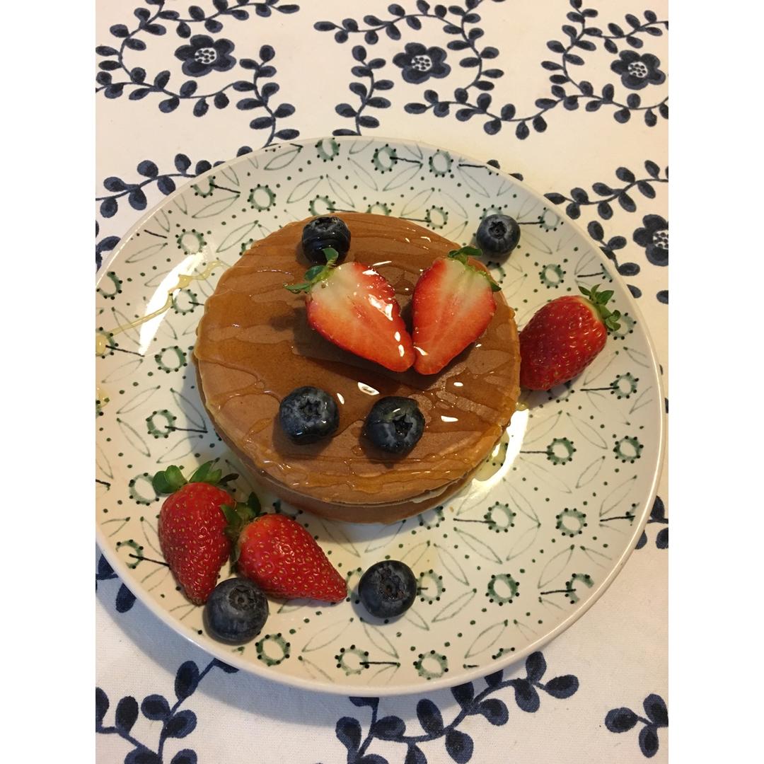 【酸奶松饼yogurt pancake】，搭上黑莓果酱和枫糖的美味。