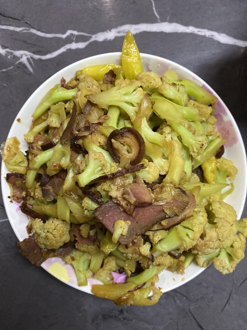 腊肠炒菜花~平凡美味